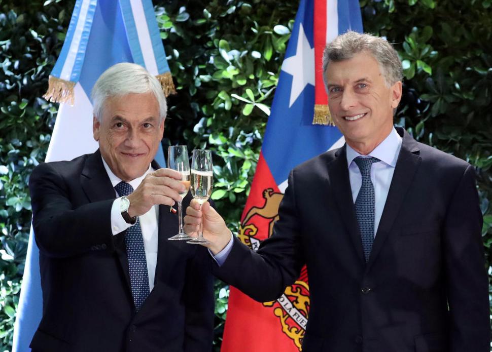 FINAL FELIZ. Piñera y Macri brindaron por las nuevas estrategias de cooperación. reuters