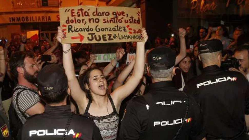 Furia en España por una condena liviana a cinco violadores