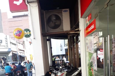 Todos los días estaciona en una vereda de la city