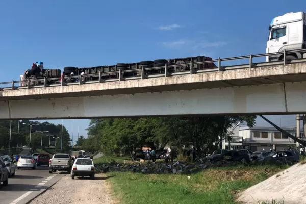 Volcó un camión con limones en la Circunvalación y saquearon toda la carga