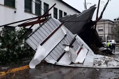 Un temporal dejó calles anegadas y provocó la caída de árboles en Buenos Aires