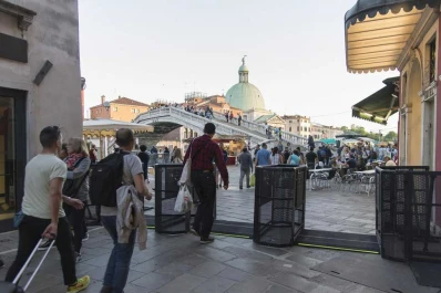 Venecia pone molinetes para regular las visitas