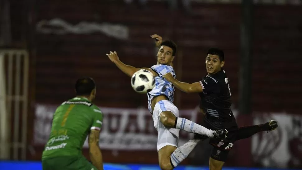 CASI. Lamas fue de los centrales que más se animó a ir al área de Díaz. En su cabeza tuvo un gol, pero no concretó. foto de ignacio izaguirre (especial para la gaceta)