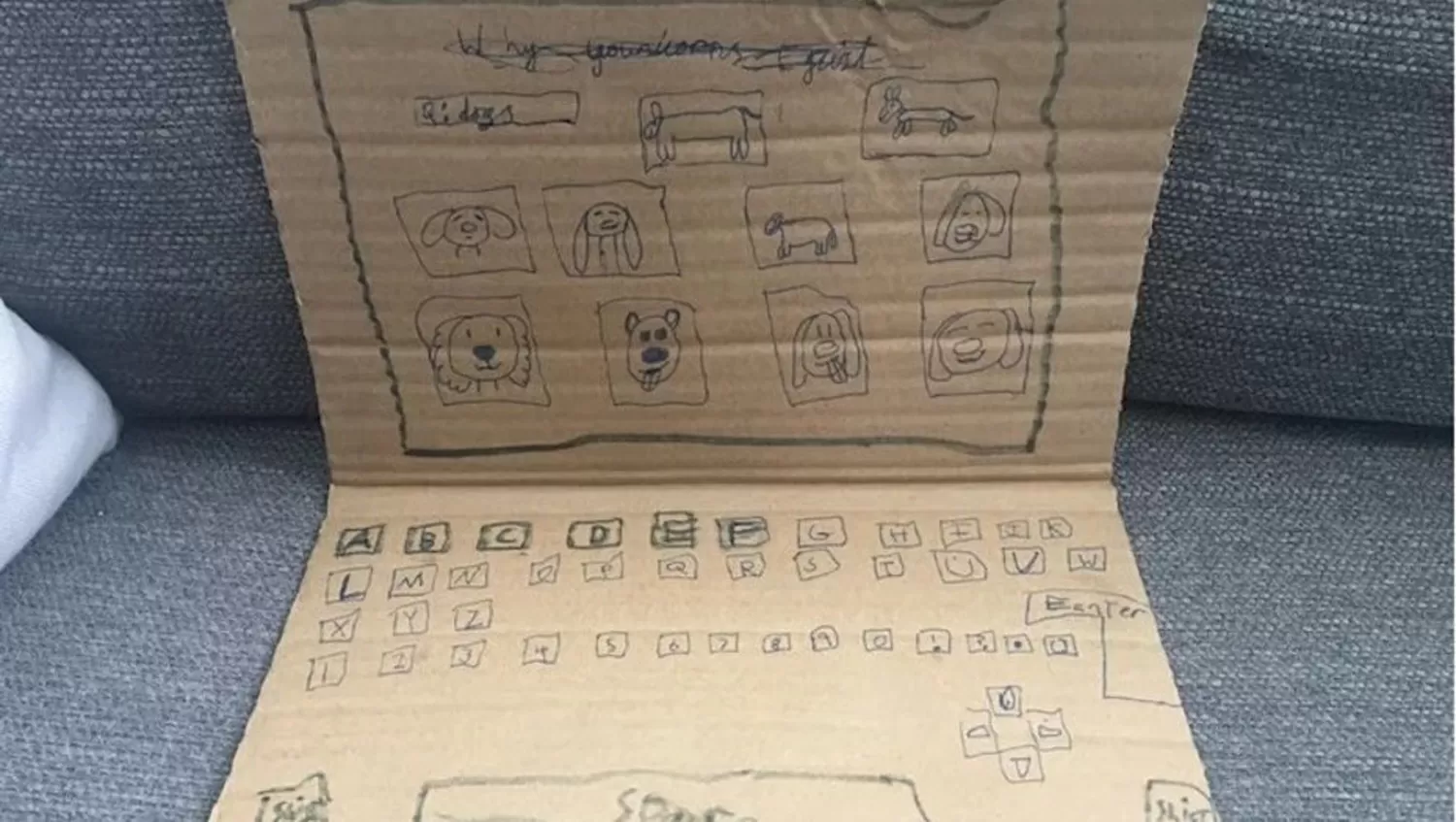Una nena creó una computadora de cartón y conmovió a los usuarios de las redes sociales