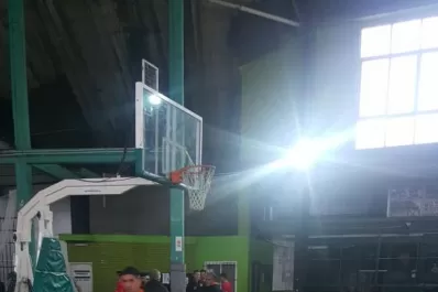 Debido a la lluvia, el “Santo” realizó una práctica liviana en un gimnasio