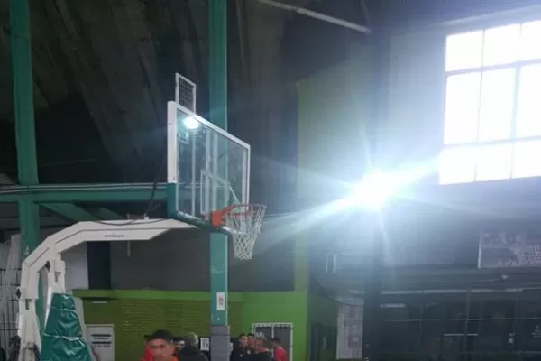 Debido a la lluvia, el “Santo” realizó una práctica liviana en un gimnasio