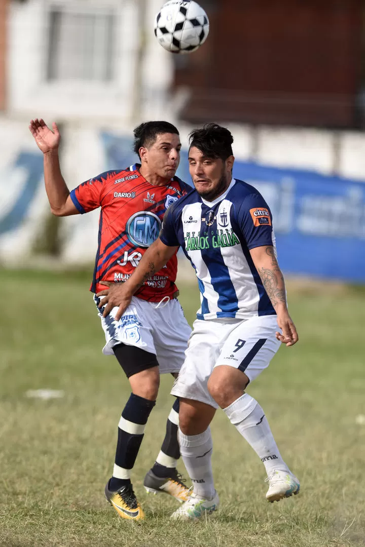 LUCHA. Argañaraz (Brown) disputa la pelota con Romero (San Juan). la gaceta / foto de diego aráoz