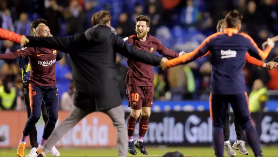 PURA FELICIDAD. Lionel Messi, que ayer marcó tres goles en el triunfo de Barcelona por 4 a 2 sobre Deportivo La Coruña, celebra junto a sus compañeros la conquista de una nueva Liga de España. reuters
