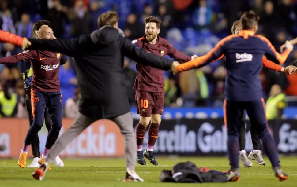 PURA FELICIDAD. Lionel Messi, que ayer marcó tres goles en el triunfo de Barcelona por 4 a 2 sobre Deportivo La Coruña, celebra junto a sus compañeros la conquista de una nueva Liga de España. reuters