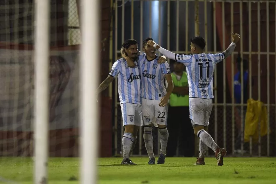 APARECIÓ. Blanco, con Melo y a la espera de Álvarez, marcó su primer gol del año. foto ignacio izaguirre (especial para la gaceta)