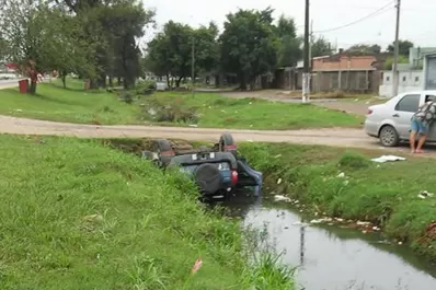 Un hombre falleció tras volcar su camioneta en un canal de Lastenia
