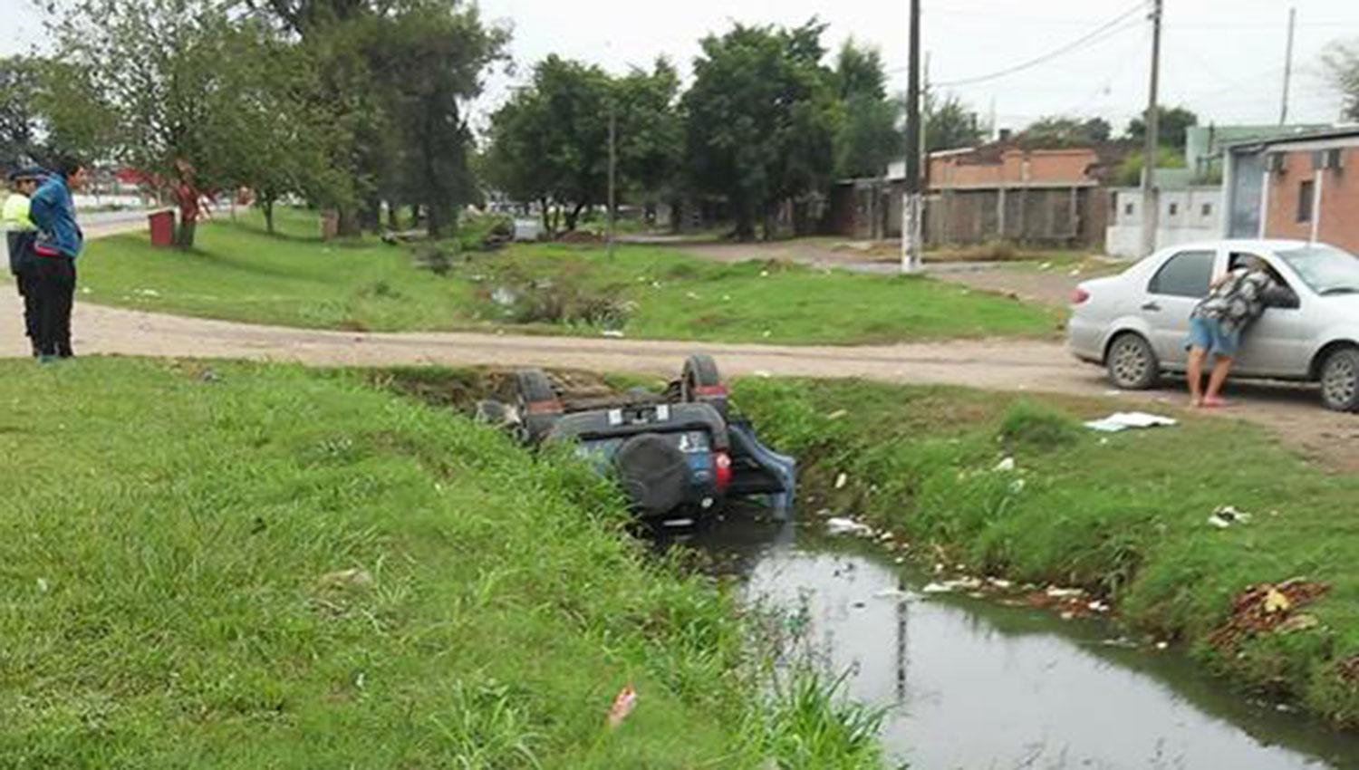El vehículo quedó volcado en el canal de Lastenia. FOTO ENVIADA A TRAVÉS DE WHATSAPP