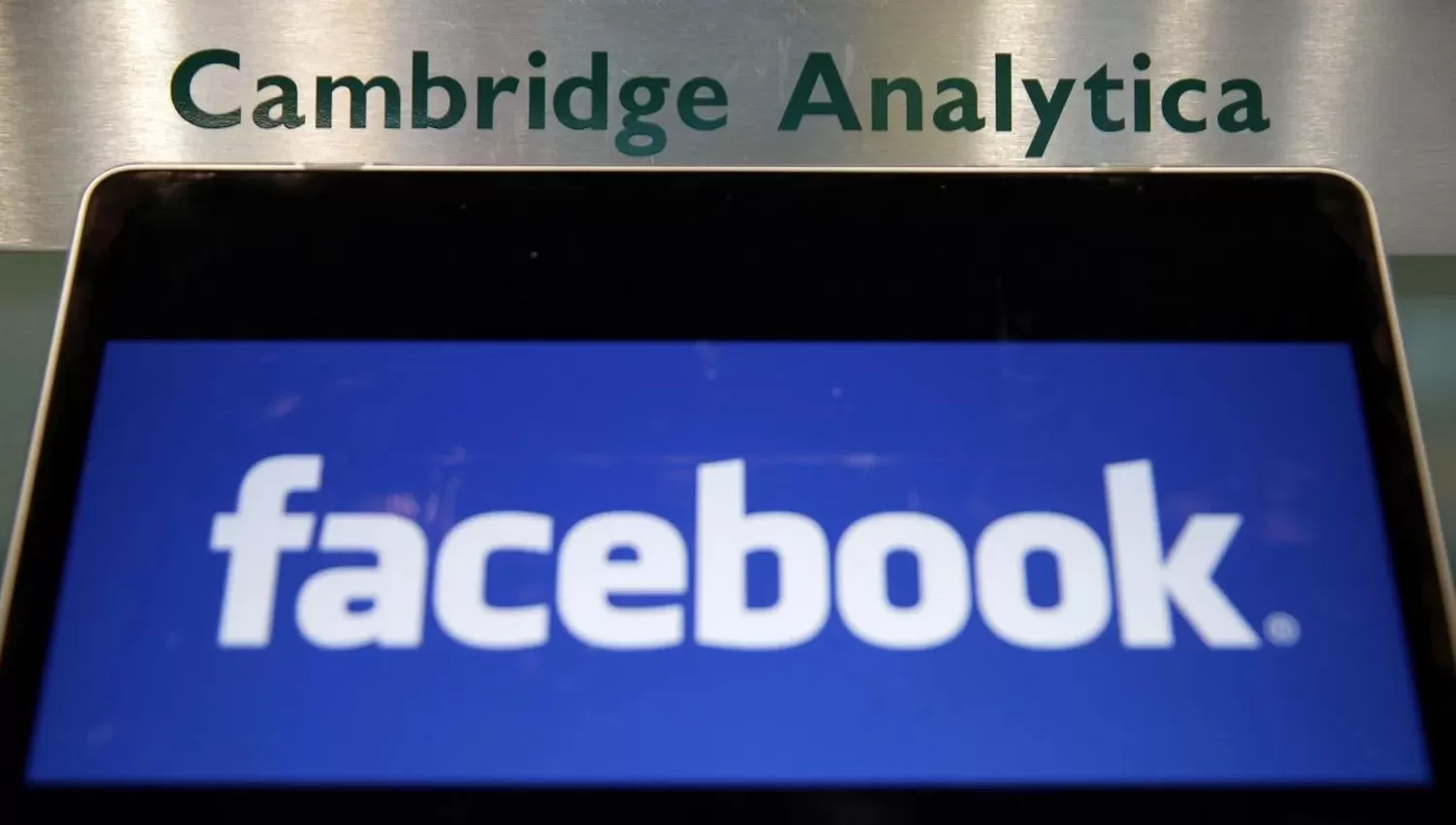CAMBRIDGE ANALYTICA. La empresa resultó afectada luego de que saliera a la luz el escándalo de Facebook. FOTO TOMADA DE TN.COM.AR