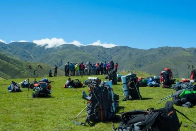 Aprenden a escalar la montaña, a respetar la naturaleza y a cuidar el patrimonio