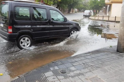 Un manantial brota en Barrio Sur y derrocha miles de litros de agua potable