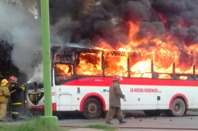 Video: un colectivo fue consumido por el fuego en Villa 9 de Julio