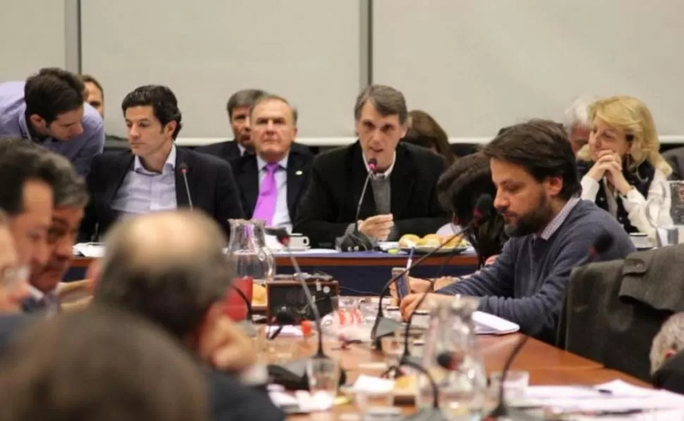 PULSEADA. En la comisión de Presupuesto, Laspina (izquierda) volverá a pedirle a la oposición que diga cómo se cubrirá el costo fiscal del proyecto. parlamentario.com