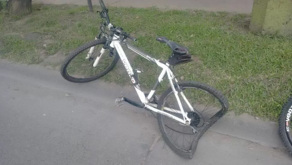 EL IMPACTO. La bicicleta en la que circulaba Diosquez quedó destrozada. FACEBOOK/META BICI