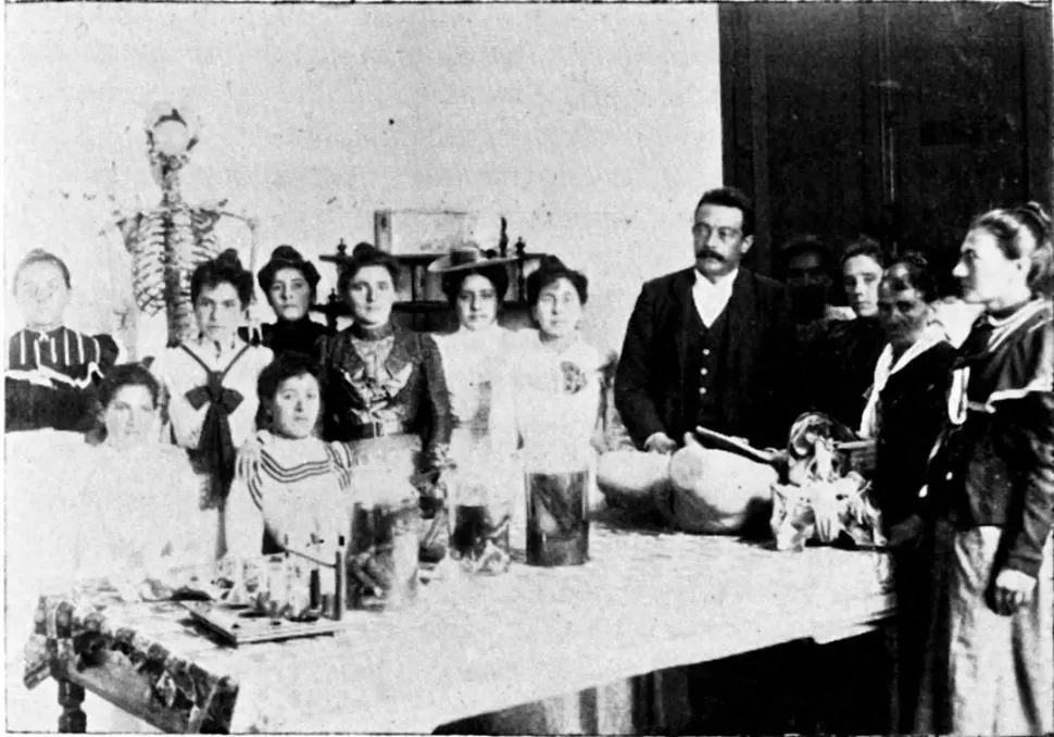 DOCTOR CARLOS A. VERA. El distinguido médico tucumano con alumnas de la Escuela de Obstetricia que fundó. 
