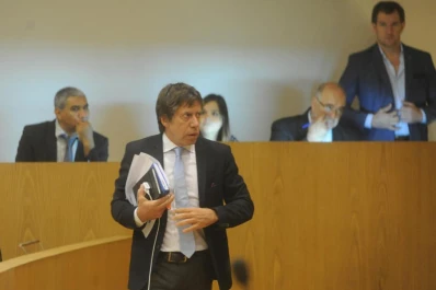 Tras los roces, Bussi dimite a una comisión