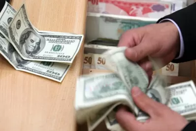 Detuvieron a una pareja que estafaba jubilados y les daba dólares falsos