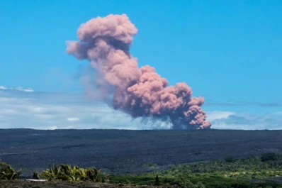El volcán Kilauea escupe vapor y lava
