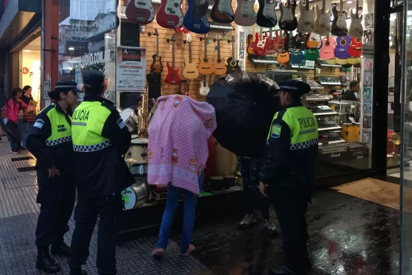 Atrapan a una mujer embarazada y a otra con un bebé en brazos que habrían robado en el centro