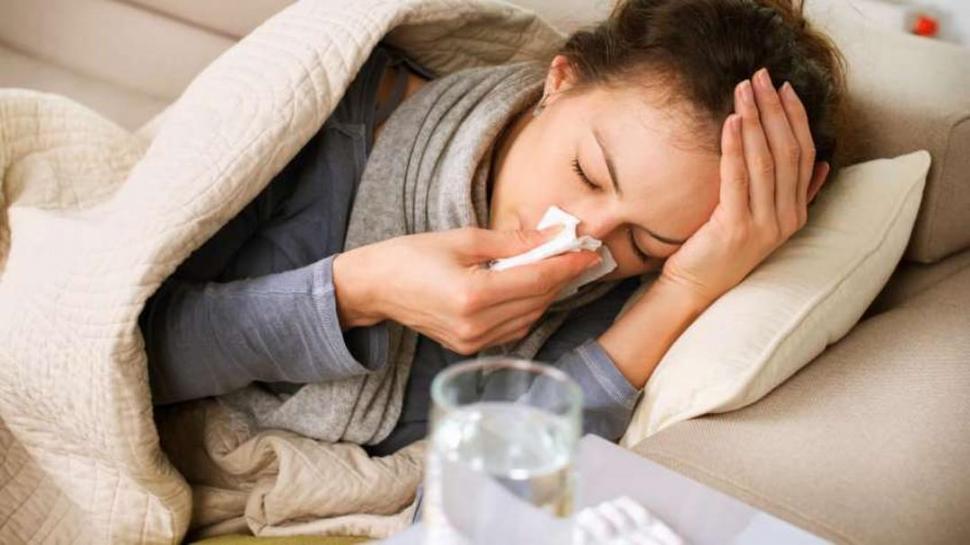 SINTOMAS. El dolor de cabeza y la fiebre son señales de la gripe. 