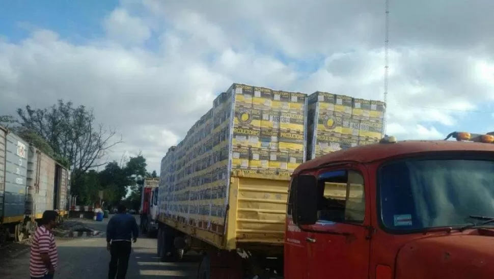LOGÍSTICA EFICIENTE. Los pallets con limones están listos para ser descargados de los camiones y colocados en los vagones del convoy ferroviario para su viaje hasta los puertos. 