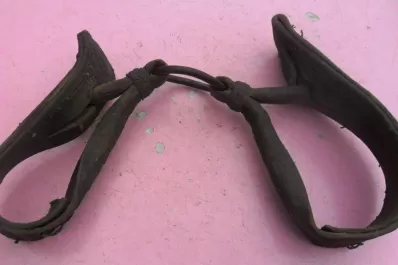 Dos maneas hechas con piel humana