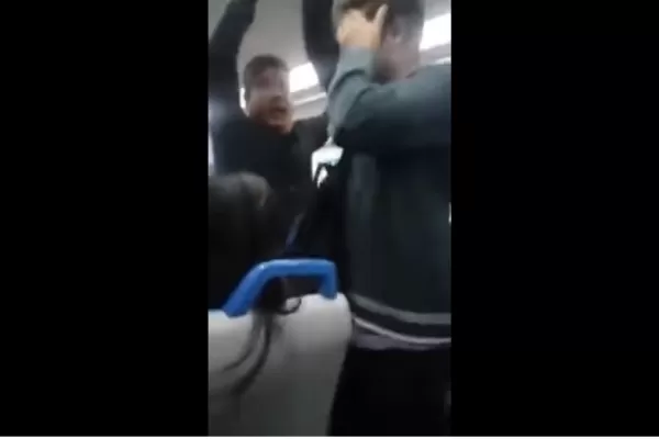 Video: un hombre mostró sus genitales en un tren y fue increpado por los pasajeros