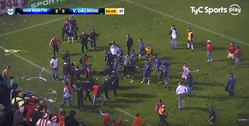 La bronca de los jugadores de Dálmine generó incidentes luego del empate de San Martín