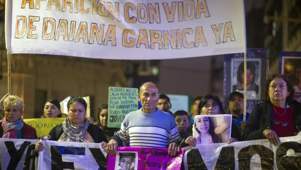 RECLAMANDO JUSTICIA. La familia Garnica protagonizó numerosas marchas en Tribunales pidiendo el esclarecimiento del caso y la aparición de la joven. la gaceta / FOTO DE DIEGO ARAOZ (archivo)