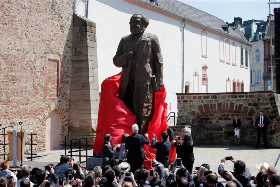 GIGANTE. La estatua de pensador prusiano mide más de cinco metros. reuters