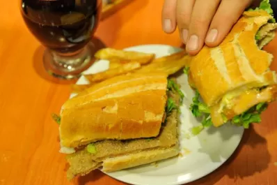 Empleada confesó que se quedó con la recaudación de una reconocida sandwichería