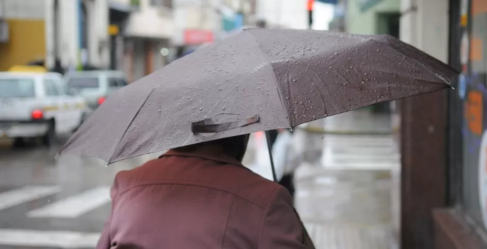 POR LAS DUDAS. Los más cautos salen a la calle con sus paraguas. ARCHIVO LA GACETA / JUAN PABLO SANCHEZ NOLI

