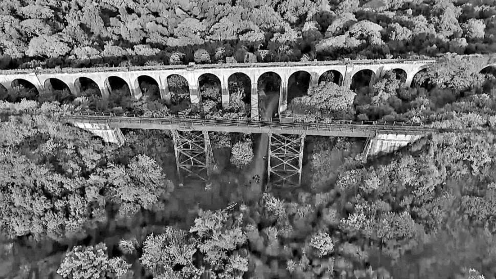 OBRAS DE INGENIERIA. Las construcciones siguen hermanadas una junto a la otra. El viaducto inaugurado en 1882 había cumplido su ciclo de vida útil y fue dejado de usar en 1927. Junto a él poco despues se realizó el de metal, que permitió a trenes de mayor porte seguir circulando hacia el norte.