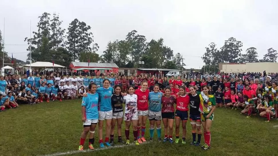 CONVOCANTE. Jugadoras juveniles y mayores de la región y de Bolivia participaron del torneo de seven en Aguilares. gentileza josé rubino