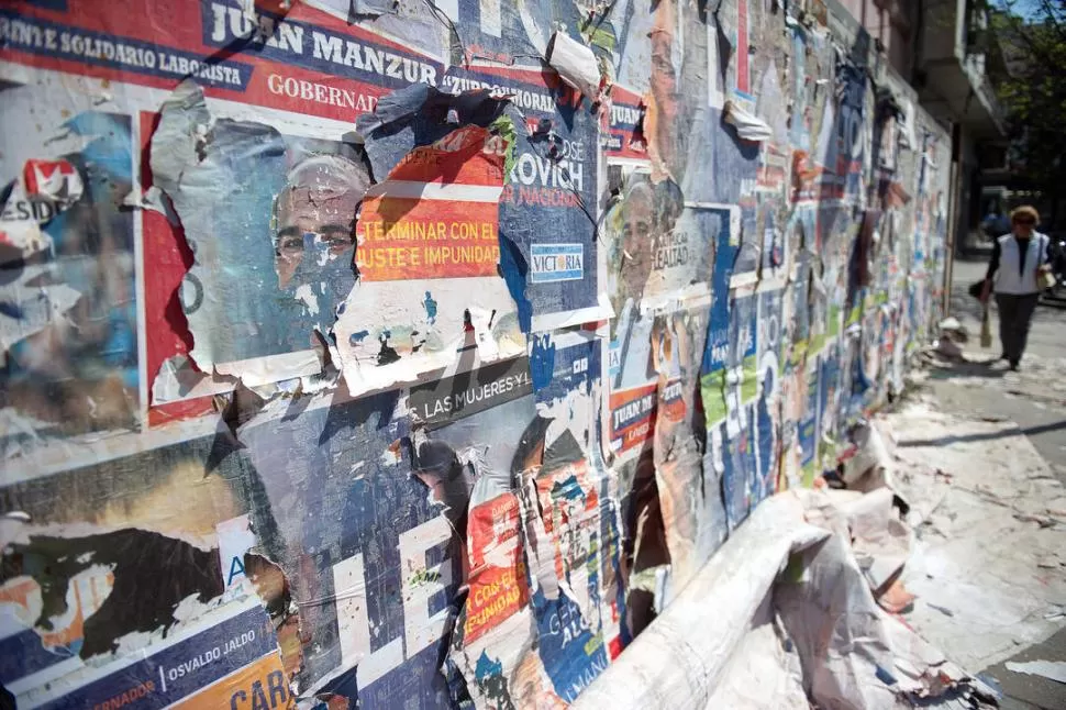 ¿QUIÉN LOS PAGA?. En cada proceso electoral tucumano, las paredes son testigos del dispendio de recursos de los candidatos que buscan posicionarse. la gaceta / foto de juan pablo sánchez noli