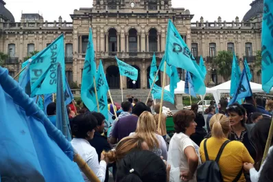 Barrios de Pie, con una olla popular en la plaza Independencia