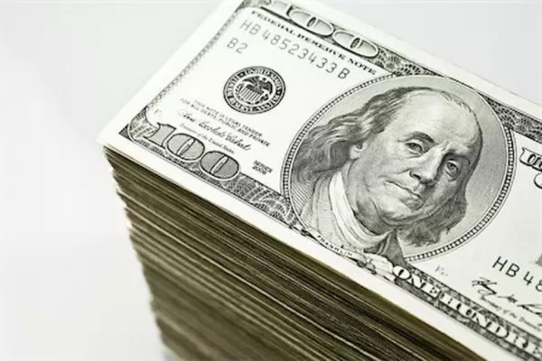 El dólar abrió en baja, pero cerró más caro que el viernes