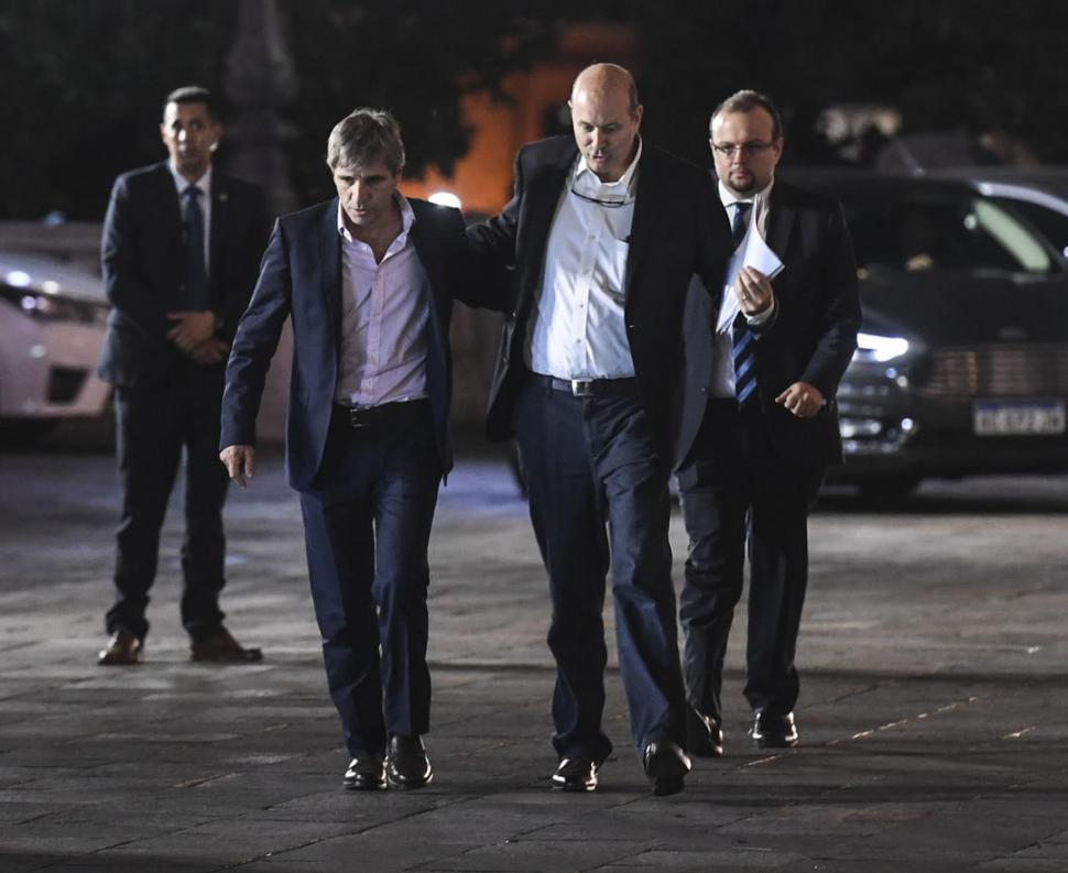 CONFIADOS. Caputo y Sturzenegger salen de la reunión que se realizó en la Casa Rosada con Mauricio Macri. télam