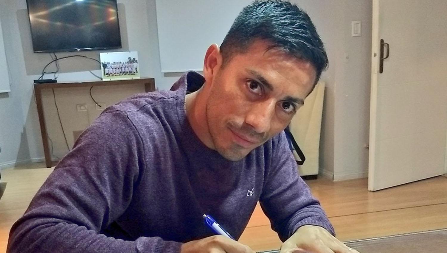 El Bebe Acosta puso su firma y seguirá tres campañas más con el decano.
FOTO TOMADA DE PRENSA CLUB ATLÉTICO TUCUMÁN