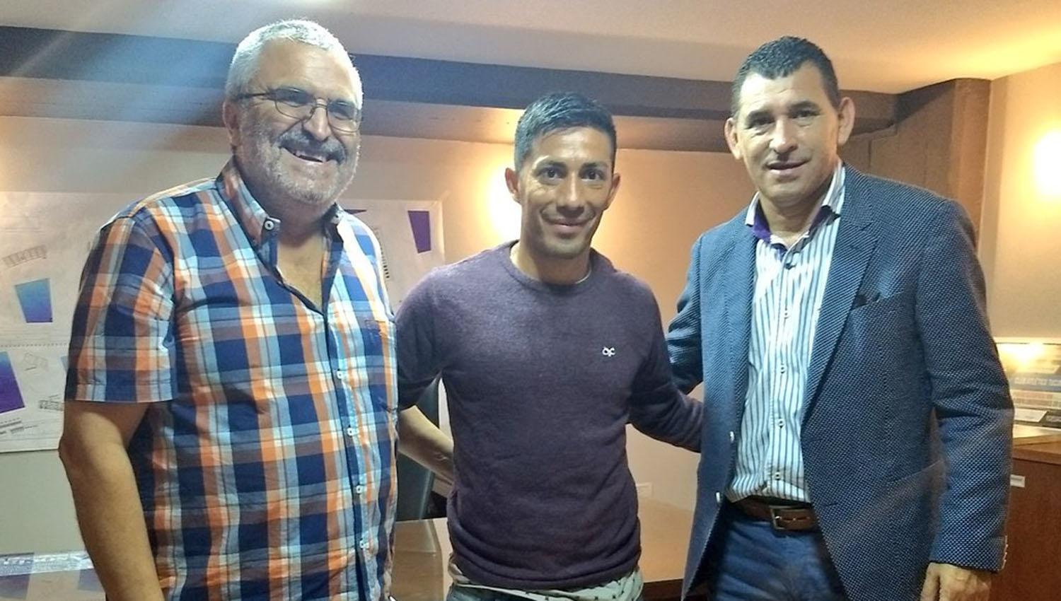 Acosta, después de formalizar el acuerdo, junto a Mario Ávila y Mario Leito.
FOTO TOMADA DE PRENSA CLUB ATLÉTICO TUCUMÁN