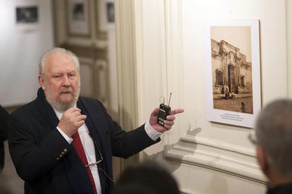 DOCUMENTO. El curador Alexander mostró en su visita anterior la histórica foto de Ángel Paganelli, de 1868. la gaceta / foto de DIEGO ARAOZ