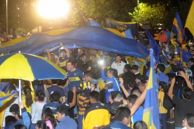 Los hinchas de Boca celebran el bicampeonato en la plaza Independencia