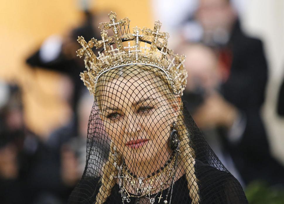  -Madonna, con un vestido de Jean Paul Gaultier.