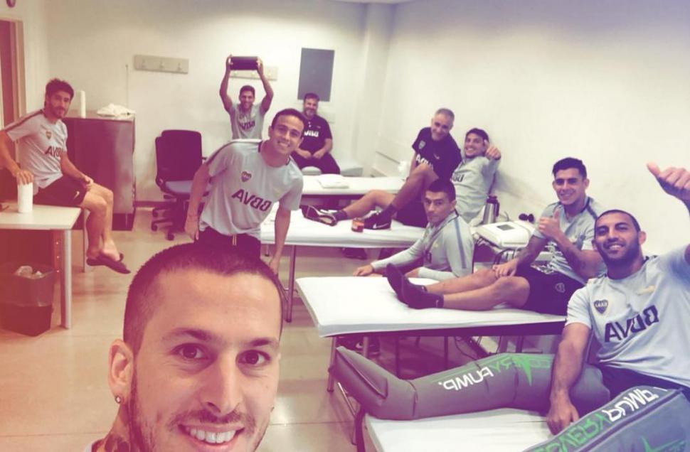TODOS CONTENTOS. Benedetto, que se recupera de una lesión, se animó a la selfie grupal con sus compañeros. prensa CABJ