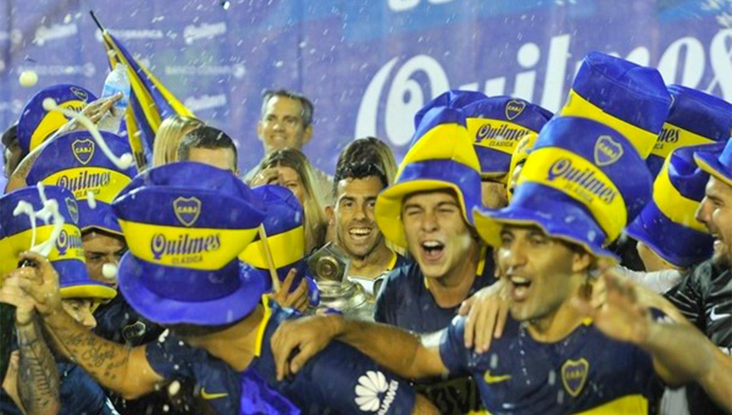CAMPEONES. Los jugadores de Boca celebraron el título en La Plata. (CLARÍN)