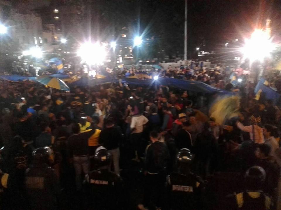 Los hinchas de Boca celebran el bicampeonato en la plaza Independencia
